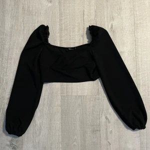 Svart topp stl 36 - Svart långärmad topp, stl 36.