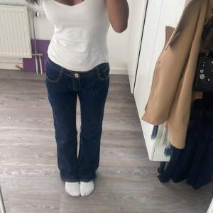 Snygga lågmidjade jeans!💙 tyvärr lite för stora på mig!midjemått tvärsöver:37 innerbenslängd:73 