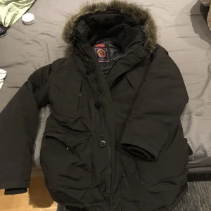 Vinterjacka  - En jacka jag köpte i vintras som knappt kom till användning pga att jag har andra jackor. Märket är Superdry och är i jätte fint skick med inga anmärkningar, storlek L Mvh Axel