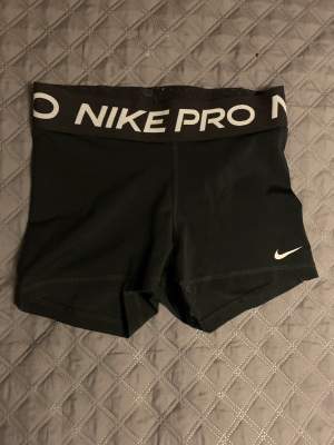 Svarta Nike Pro shorts i storlek S, nyckick, säljer då jag har två par. Vid fler bilder/ frågor kontakta mig, Köparen står för frakten 🤍 