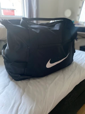 Tränings väska - En superfin väska, perfekt för resa eller träningen. Säljer då den inte används😊