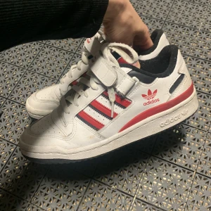 Adidas low forum - Säljer mina fina adidas low forum då dom inte längre kommer till användning. Den är använt skick, knappt creasade. Skorna kommer såklart att tvättas vid köp🩷🩷