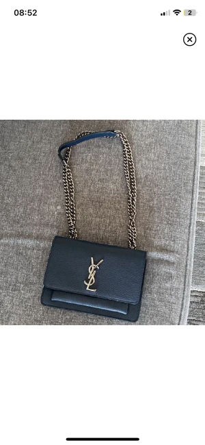 YSL väska - YSL väska, köpt men aldrig använt, som en ny väska och bra i skick. 