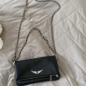 Zadig Voltage väska  - Mer info!! Många undrade varför ja la ut för 300kr! Jag menade att jag startar med 300kr sen får folk höja priset. Nu är de högsta budet på 500! Jag BYTER gärna mot andra saker i en lite högre prisklass! Här är även mer bilder! Den är äkta /kusin💗💗