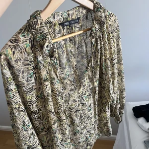 Blus  - Helt oanvänd!! Super söt blus från zara, storlek xs men skulle säga att den är mer som en s 💕💕💕