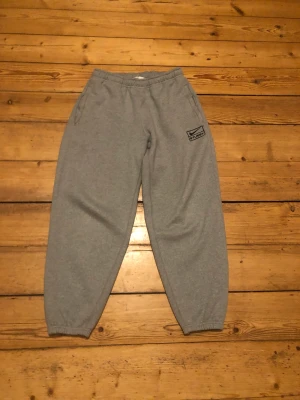 Nike Stussy Byxor - Grå Nike Stussy byxor i storlek S. Köptes relativt nyligen och är i bra skick, används inte pga att dem är för små. Köp ej via ”köp direkt” & köparen står för frakten.