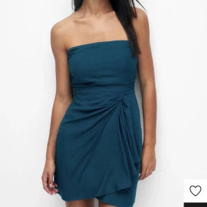 Sommarklänning - En sjukt vacker bandauklänning som är perfekt nu till sommaren som festklänning eller vardags. Klänningen är helt ny och har aldrig använts!