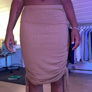 Säljer denna super fina kjol med justeringsbara scrunches på båda sidorna❤️Köparen står för frakt🫶🏽