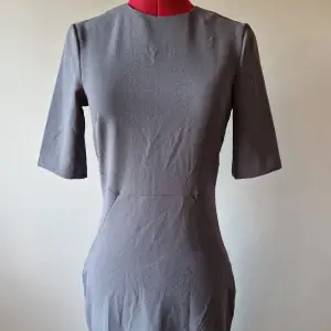 Jättefin klänning från H&M, aldrig använd med prislappen kvar! Snygg modell! 3 för 2 på allt och gratis frakt vid köp för minst 250 kr, kontakta mig då!🌸 