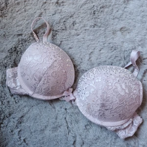 BH från New Yorker - Söt BH från New Yorker i bra skick och med pärlor och glitterstenar. 3 för 2 på allt och gratis frakt vid köp för minst 250 kr, kontakta mig då!🌸 