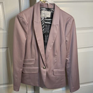 Dam kavaj - Säljer denna rosa lila dam kavajen. Aldrig använd fortfarande ny. 