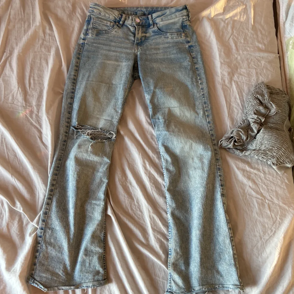 Säljer dessa jeans då dem är förstora. Använda en massa gånger och är uppstyda och passa mig som är 156. . Jeans & Byxor.