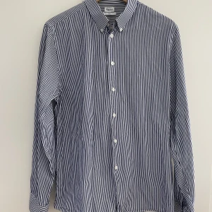 Filippa K skjorta  - Blå-vitrandig skjorta från Filippa K i gott skick!