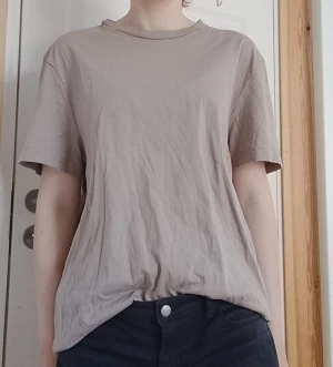Beige tshirt  - Beige/brun long fit tshirt från H&M. Oanvänd och i bra skick.