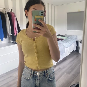 Tröja Gina Tricot  - Säljer denna gula fina tröjan med knappar från Gina Tricot i storlek xs. Den är knappt använd och säljes pga att jag inte använder den längre. Hör av dig för fler bilder eller frågor!