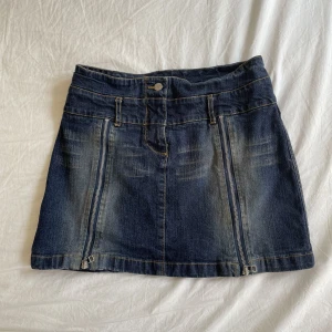 Jeanskjol - Jeanskjol med dragkedjsdetaljer:) säljer då jag redan har flera jeanskjolar🩵