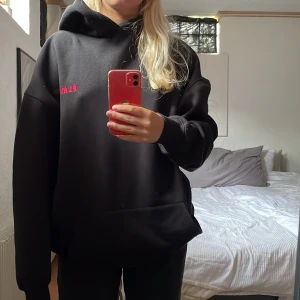 Playboy hoodie - Jättefin playboyhoodie knappt använd, storlek xs men stor i storleken. Den är äkta, jag säljer den för 250kr + frakt 