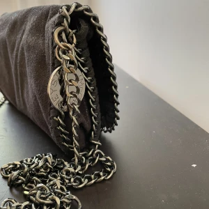 Stella väska  - En stella likande väska som e jätte fin men tyvärr inte min stil, använd ett fåtal gånger men det e nån grej som har gått upp på väskan(sista bilden) inget jag stört mig på men kan va bra o veta. Pris kan diskuteras vid snabb affär😽