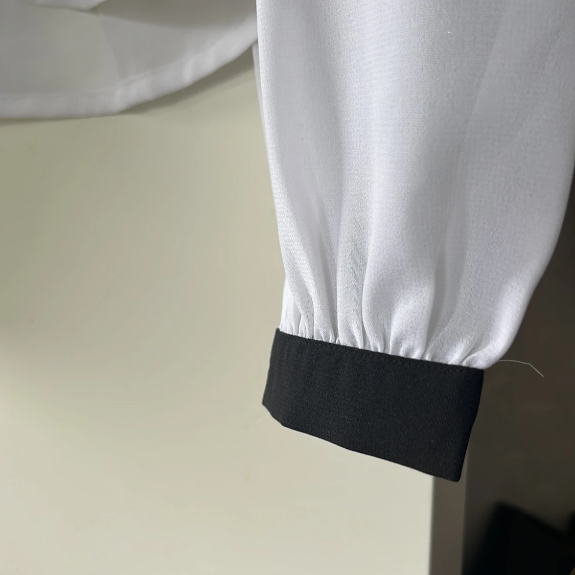 Vit/svart blus  - 90