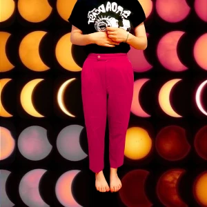 Rosa byxor - Jättefina rosa byxor jag köpt på beyond retro, men har knappt använt 😭 De är fodrade så de funkar väldigt bra på höst-vår. Tyvärr har fodret spruckit i sömmen mellan benen. Men det är inget som syns eller känns när de är på. 70% ull 30%polyester