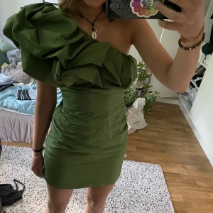 Grön klänning one shoulder - Hörni!!!! Asball klänning från H&M consious exclusive linjen. Sitter så himla fint på och underbar färg🍀❤️nypris 1600kr och aldrig använd - perfekt till finare tillfällen