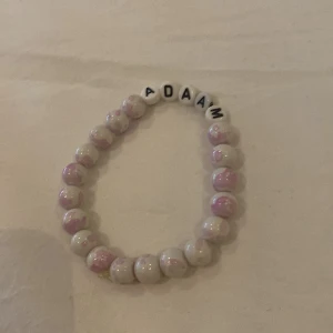 ADAAM armband - Ett fint armband där det står ADAAM på. Skriv för fler frågor💗