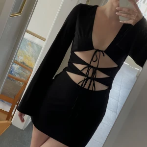 Zara klänning  - Klänning från Zara  Använd vid ett tillfälle  Fint skick 