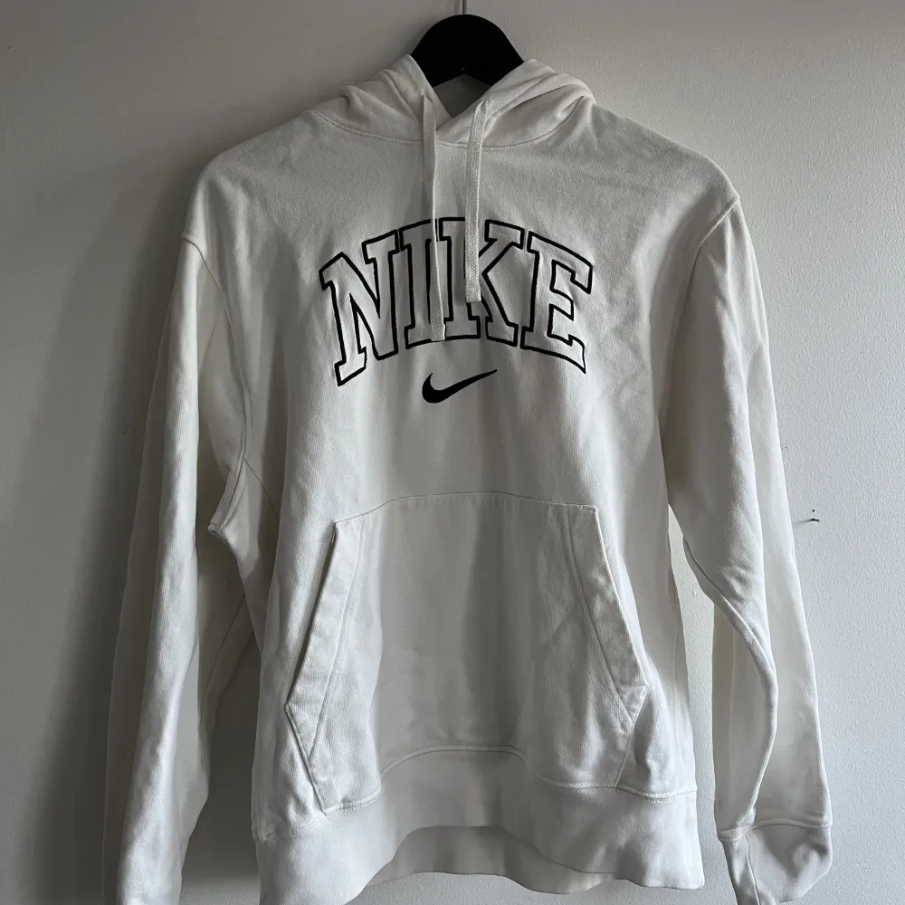 Vintage Nike hoodie unisex i naturvit. Endast använd ett fåtal gånger, säljer pågrund av att den ej kommer till användning💕Pris kan diskuteras!. Hoodies.