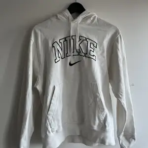Vintage Nike hoodie unisex i naturvit. Endast använd ett fåtal gånger, säljer pågrund av att den ej kommer till användning💕Pris kan diskuteras!