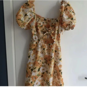 Klänning  - Finaste sommarklänningen 🧡😍🌺 Använd 1 gång. Jättefin passform, markerar midjan på ett mer effortless sätt 