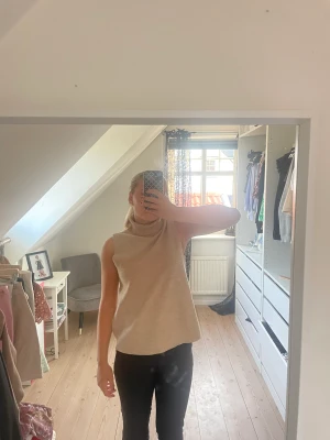 Zara topp - En jättefin och trendig tröja som tyvärr inte heller kommer till användning, även denna är i jättebra skicka och använd vara ca 3 gånger. Tror tyvärr också att den inte säljs längre 