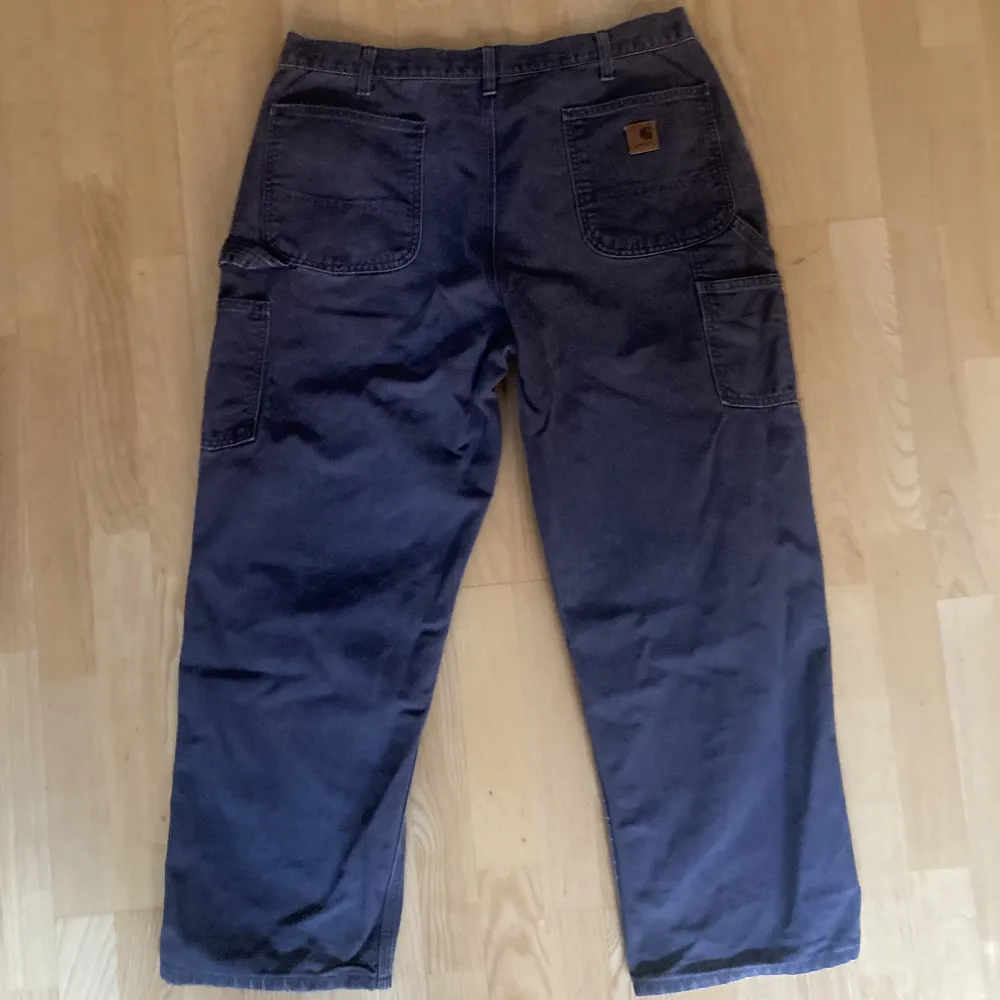 Grå Carhartt jeans i bra skick, knappt använda, Köparen står för frakt . Jeans & Byxor.