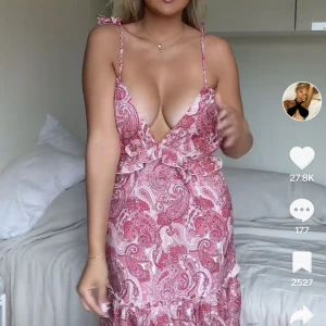 Klänning paisley mönster - Snygg klänning med paisley mönster ifrån bohoo. 