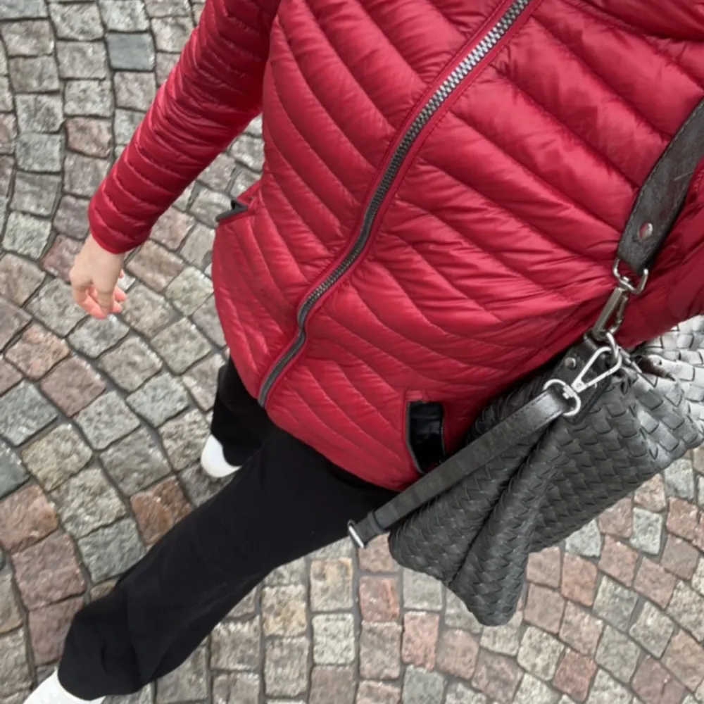 I nyskick då den enbart har användst dryga 3 ggr. Nypris är runt 4000kr. Så snygg verkligen med fin passform. Takit.