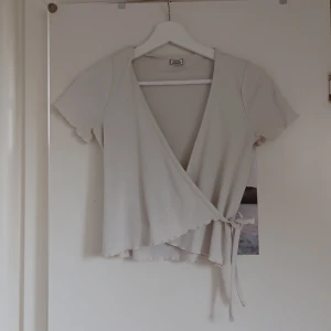 Top - Vit omlott-top