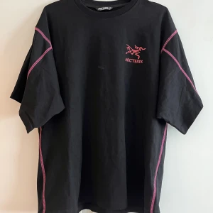 Arcteryx  - T shirt, som tyvärr va för stor för mig. Jag är 175 och detta är en M, passar nån som är 185 å uppåt skulle jag säga. Skicka PM för fler bilder eller frågor. Ps. Den är stor i armarna
