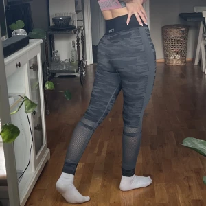 Träningstights från Icaniwill - Träningstights i strl M. Vissa av hålen nertill är lite utdragna, därav det lägre priset. Övrigt fint skick