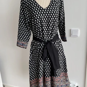 Klänning st 38 - Klänning Almatrichi st 38 Multifärgad  53 cm längd