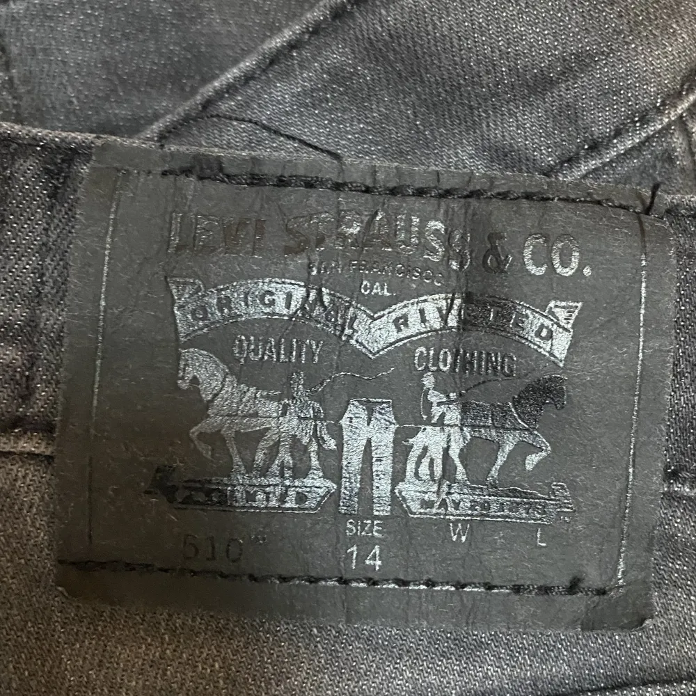 Gråa levis jeans 510 i storlek 14 unisex. Knappt använda och därmed i bra skick. Nypris: 999kr och vårat: 199kr. Pris kan diskuteras. Hör av dig vid frågor och funderingar!. Jeans & Byxor.