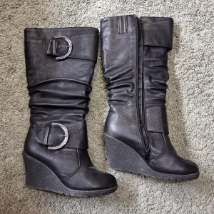 Fodrade stövlar - Snygga höghälade stövlar. Sparsamt använda.  Fodrade.  Djur finns I hemmet 