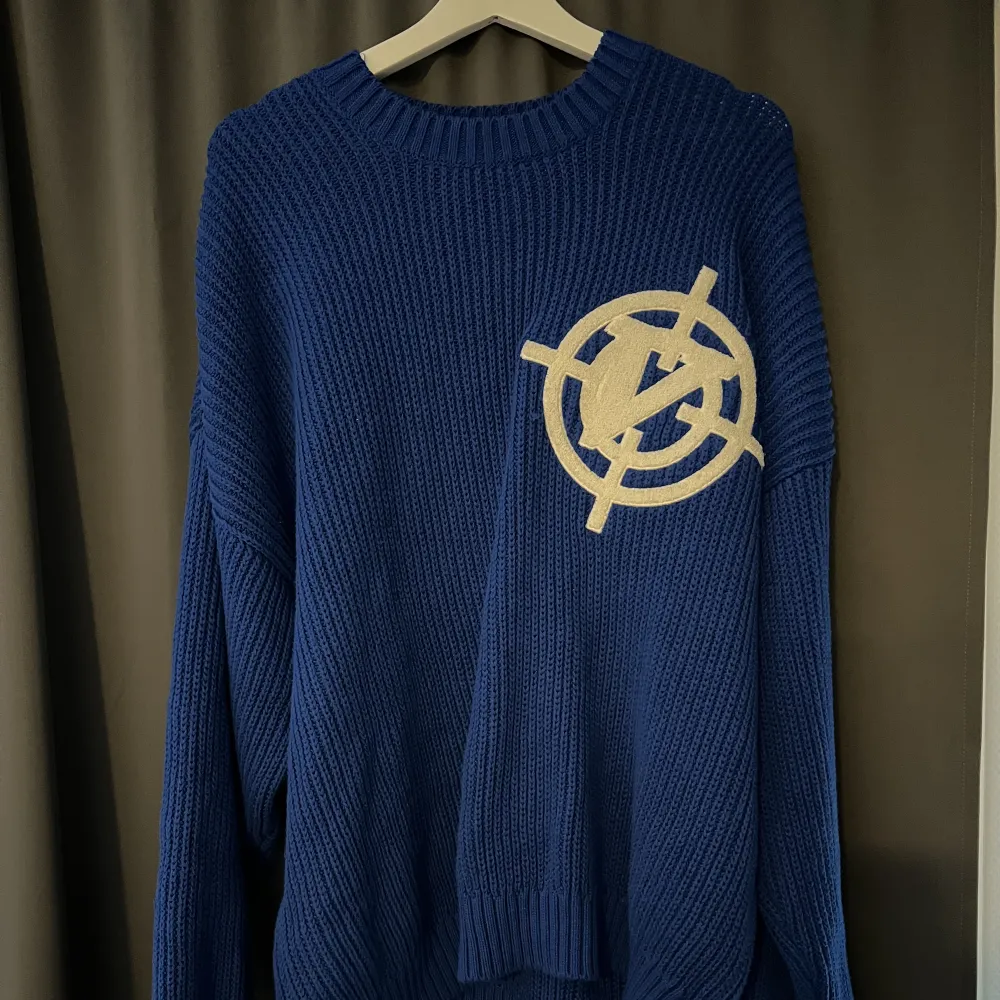 Stickad Vicinity tröja i royal blue, size M (stor i storleken) använd några enstaka gånger HMU för fler bilder eller frågor:). Tröjor & Koftor.