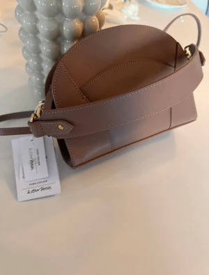 & other stories läderväska ny brun  - Så snygg läder väska från & other stories Helt ny, prislappar kvar. Köpt för 1399kr 