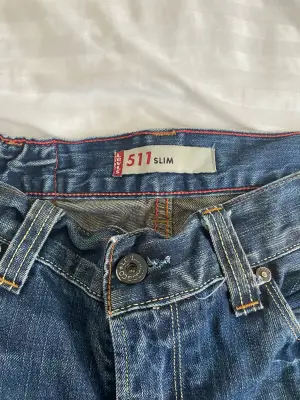 Lågmidjade Levi’s jeans som passar storlek XS/S. I begagnat skick. Skriv privat för fler bilder☺️
