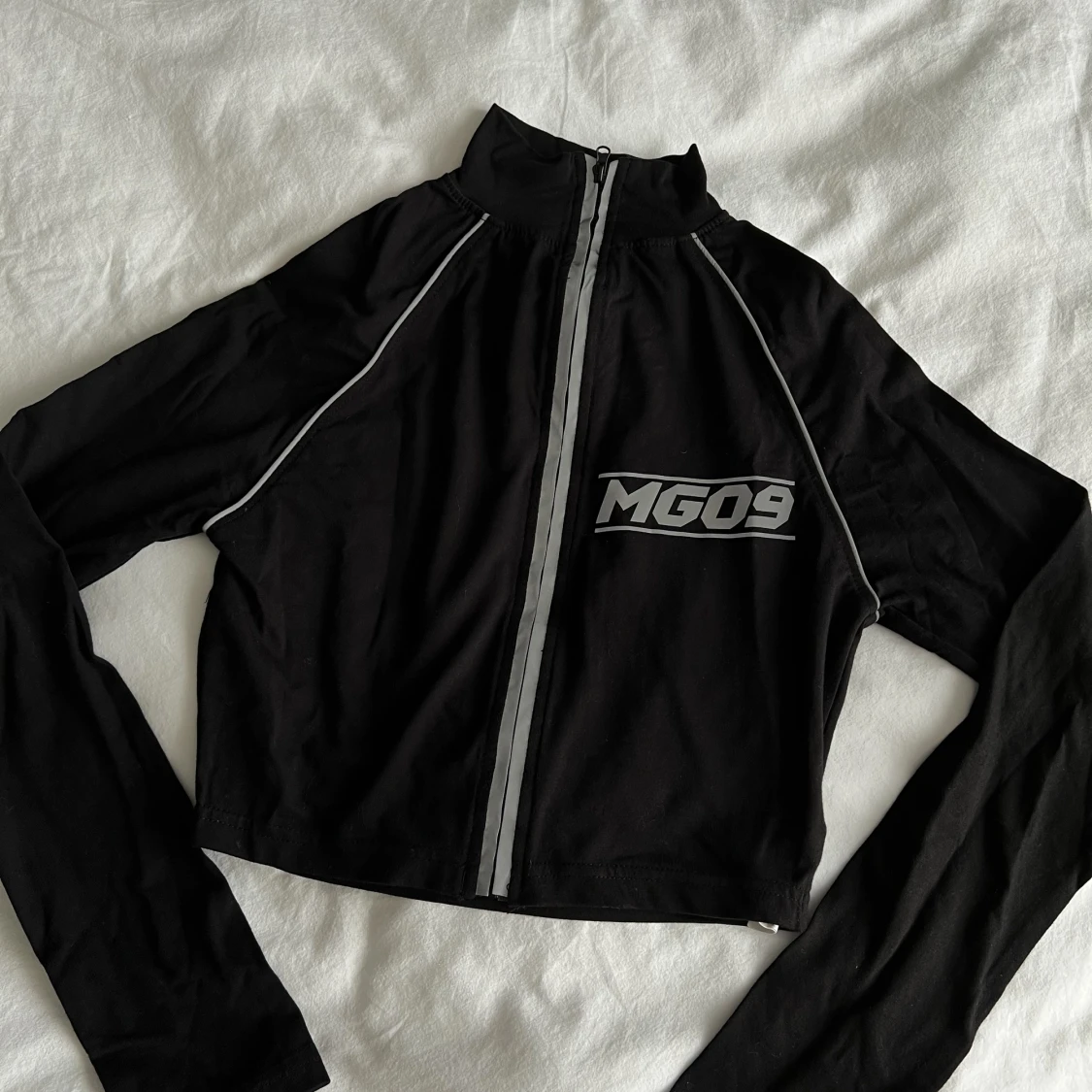 Topp med reflexiva detaljer