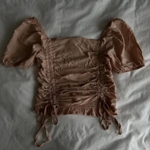 Söt rosa topp - Rosa topp från Shein. Den har snördetaljer där framme, och stretch material på baksidan (bild 2). Använd 1 gång.