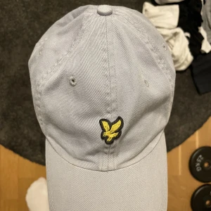 Lyle and scott keps - Bra skick skriv om du intresserad. Köparen står för frakten