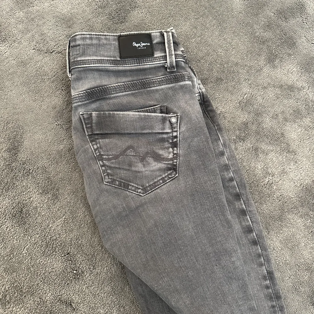 Jätte fina o sköna lågmidjade Pepe jeans, andvänd några få gånger🩷. Jeans & Byxor.
