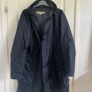 London Fog regn och vindjacka - Säljer en fin vatten och vindtät regnjacka från En snygg och elegant regn och vindjacka från London Fog som är köpt i självaste London. Köpt för 130 pund och säljs nu för 500kr eftersom att den inte kommer till någon  använding längre.