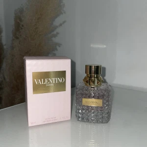 Valentino, Donna🩷 - Populär parfym från märket Valentino som luktar jätte gott. Knappt använd då jag upplever att doften inte passar mig, där av säljer jag. Svårt att få med på bild hur mycket som är kvar, men ca lika mycket som ny. Köpt för 1250  Skriv för fler bilder💕