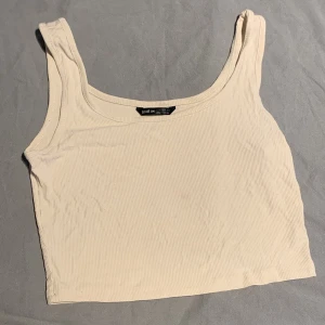 Crop top - En beige/vit ribbad crop top i storlek M.